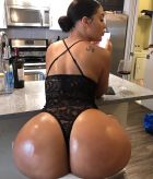  Nicoline escorts local men and tourists in Beirut